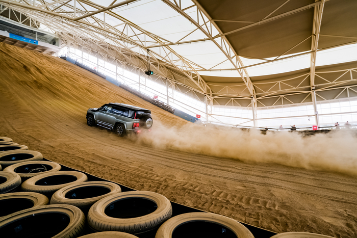 모래 경사 코스를 치고 오르는 BYD 양왕 U8.