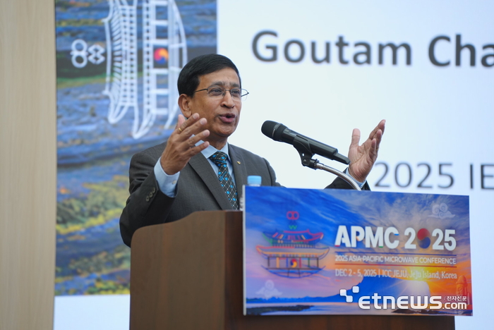 구탐 차토파디아이 IEEE MTT-S 회장이 APMC 2025에서 축사를 하고 있다.