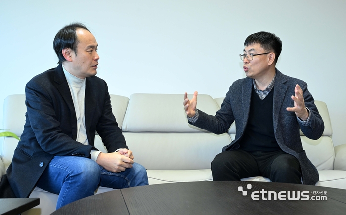 이윤석 GS 비즈플 대표(오른쪽)와 안호천 SW산업부장이 대담하고 있다. . [사진= 김민수기자 mskim@etnews.com]