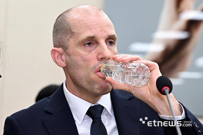 쿠팡 개인정보 유출 청문회가 17일 서울 여의도 국회 과학기술정보방송통신위원회에서 열렸다. 해롤드 로저스 쿠팡 대표가 물을 마시고 있다.  이동근기자 foto@etnews.com