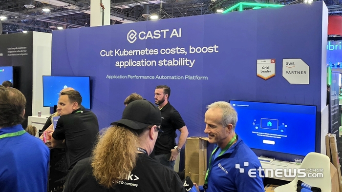 미국 유니콘 기업 '캐스트 AI'가 지난 1~5일(현지시간) 미국 라스베이거스에서 열린 '아마존웹서비스(AWS) 리인벤트 2025'에 전시 부스를 마련했다. [사진=현대인 기자]