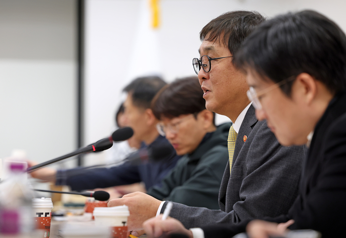 최휘영 문화체육관광부 장관이 22일 서울 종로구 국립현대미술관 서울관에서 방송영상콘텐츠 업계 관계자를 만나 의견을 청취하고 현안을 논의하고 있다.