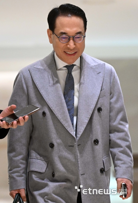 홍원표 KT CEO 후보자가 16일 서울 한 호텔에서 KT 차기 CEO 최종 후보 면접을 위해 입장하고 있다.
김민수기자 mskim@etnews.com