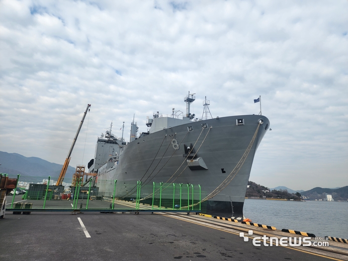 마산가포신항에서 MRO를 진행하고 있는  미 해군 군수지원함 월리 쉬라호.