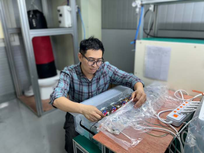 이호준 코나에코홈 부장이 경기도 안성에 있는 공장에서 자사 생산 비데 장비를 직접 검수하고 있다.