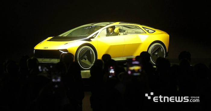 5일 경기 용인 기아 비전스퀘어에서 열린 기아 80주년 기념식에서 콘셉트카 '비전 메타투리스모'가 공개되고 있다.