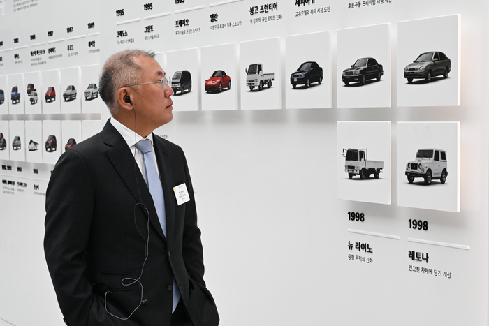 기아 80주년 기념 전시 '움직임의 유산'을 둘러보는 정의선 현대차그룹 회장.
