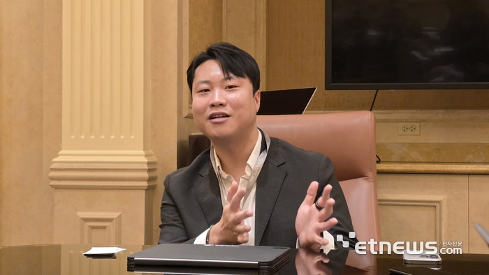 1일(현지시간) 이재성 트웰브랩스 대표는 미국 라스베이거스에서 열린 '아마존웹서비스(AWS) 리인벤트 2025'에서 한국 기자단과 인터뷰하고 있다. [사진=현대인 기자]