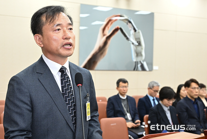 김종철 초대 방송미디어통신위원장 후보자에 대한 인사청문회가 16일 서울 여의도 국회에서 열렸다. 김 후보자가 모두발언을 하고 있다.  이동근기자 foto@etnews.com