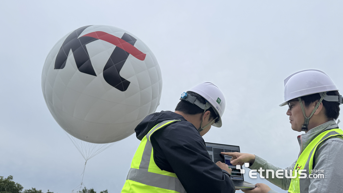 KT관계자들이 헬륨 기체 기반의 고고도 의사기지국(Semi-HAPS)을 활용한 네트워크 테스트를 진행하고 있다.