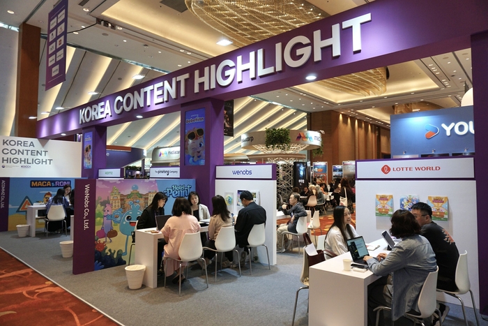 콘진원은 지난 12월 3일부터 5일까지 싱가포르에서 개최된 'ATF(아시아 티비 포럼 앤드 마켓) 2025'에서 한국공동관을 운영하며 국내 콘텐츠 기업들의 해외 진출을 지원했다. (한국공동관 현장사진)