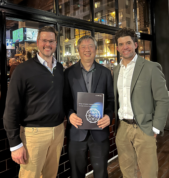 (왼쪽부터)벤 메도우즈 퀀터릭스 최고상업책임자, 이준영 이모코그 대표, 재커리 페르난데즈 퀀터릭스 시모아 진단부문 부사장이 기념촬영했다.(사진=이모코그)