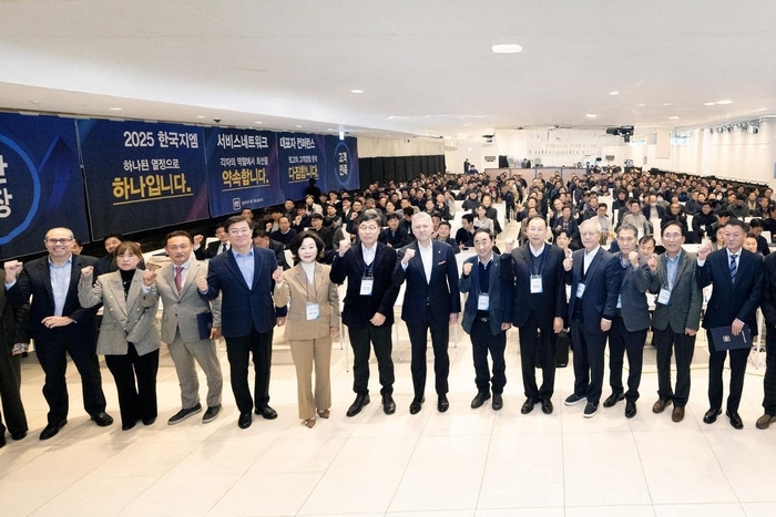 왼쪽부터 헥터 비자레알 GM 한국사업장 사장(일곱 번째), 구스타보 콜로시 GM 한국사업장 영업·서비스·마케팅 부문 부사장(첫 번째), 최은영 GM 한국사업장 애프터 세일즈 서비스 부문 본부장(두 번째)