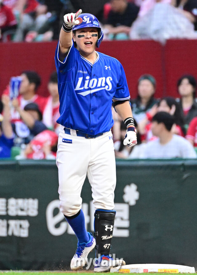 2025년 10월 11일 오후 인천 SSG랜더스필드에서 열린 '2025 신한 SOL Bank KBO 포스트시즌' 삼성 라이온즈와 SSG 랜더스의 준플레이오프 2차전 경기삼성 강민호가 9회초 1사 2루서 1타점 동점타를 친 뒤 기뻐하고 있다./마이데일리