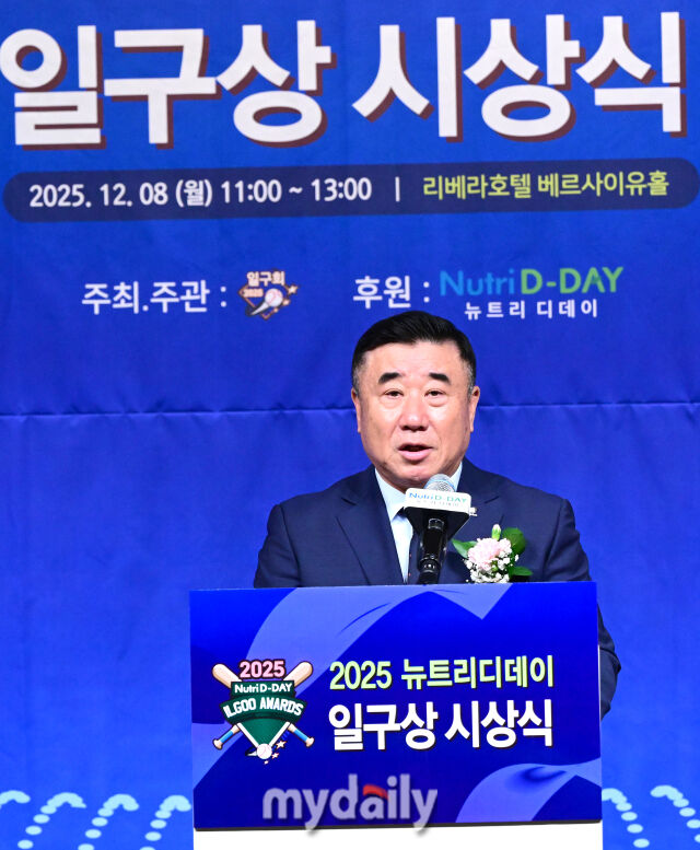 2025년 12월 8일 서울 청담동 리베라 호텔에서 '2025 뉴트리디데이 일구상 시상식'이 열렸다.

김광수 일구회 회장이 인사하고 있다.”></p>
<p>[마이데일리 = 심혜진 기자] 사단법인 일구회가 성명서를 내고 대형 돔구장이 필요하다고 발언한 문화체육관광부 최휘영 장관을 적극 지지했다.</p>
<p>일구회는 “지난 16일 문화체육관광부 최휘영 장관이 이재명 대통령에게 문체부 업무보고를 하는 자리에서 밝힌 ‘향후 5만석 규모의 대형 돔구장이 필요하다’는 정책 구상에 대해 전적으로 공감하며 이를 적극 지지한다”고 18일 밝혔다.</p>
<p>최휘영 장관은 이날 국정감사에서 K-콘텐츠와 프로야구를 결합한 복합문화공간으로서 5만석 이상 대형 돔구장 건설의 필요성을 언급하며, 장기적인 관점에서 국가 스포츠 인프라 확충이 필요하다는 의견을 제시했다.</p>
<p>최근 대구·광주·대전 등 주요 도시에서 새로운 야구장이 잇따라 완공되었으나 대부분 2만석 내외 규모로는 연간 관중 1,200만 명 시대를 맞은 프로야구의 성장세를 감당하기에는 분명한 한계가 있다. 현재 건설 중인 청라 SSG 돔구장 역시 2만 5천석 미만으로 계획돼 있어 장기적인 관점에서는 아쉬움이 남는다.</p>
<p>실제로 삼성 라이온즈가 한 시즌 관중 160만 명을 돌파하는 등 프로야구 인기는 폭발적으로 증가하고 있지만, 잠실·사직 등 주요 구장들은 2만석 조금 웃도는 규모로 수요를 충분히 수용하지 못하고 있다.</p>
<p>잠실 돔구장 신축 역시 3만석 규모로 논의되고 있으나, 서울의 인구와 야구팬 규모를 고려하면 팬들의 갈증을 해소하기에는 부족하다는 지적이 이어지고 있다.</p>
<p>일구회는 “이러한 상황에서 최휘영 장관이 제시한 ‘K-팝 등 엔터테인먼트 콘텐츠와 야구를 결합한 5만석 이상 대형 돔구장 구상’은 현재 한국 프로야구 환경을 정확히 짚은 방향성”이라고 평가했다. 일본 도쿄돔의 사례처럼 야구와 공연이 연중 결합되는 대형 시설은 도시 경쟁력을 높이는 핵심 인프라로 자리 잡고 있다.</p>
<p>일구회는 이번 제안이 특정 단체의 요구가 아닌, 프로야구를 사랑하는 대한민국 최대 스포츠 팬들의 오랜 염원임을 강조하며, 정부가 5만석 이상 대형 돔구장 건설을 국가 스포츠 정책의 주요 과제로 적극 검토해 줄 것을 요청한다.</p>
<h3>많이 본 뉴스</h3>
<ul>
<li>
<p><a href=