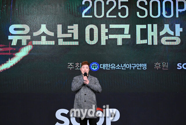 2025년 12월 21일 오후 서울 대치동 프릭업 스튜디오에서 대한유소년야구연맹(회장 이상근)이 주최하고 SOOP이 후원하는 '2025 SOOP 유소년 야구 대상 시상식'이 열렸다. 전 야구선수 나지완이 유소년 야구 선수들과 부모들에게 특별 강연을 하고 있다./대치동=유진형 기자