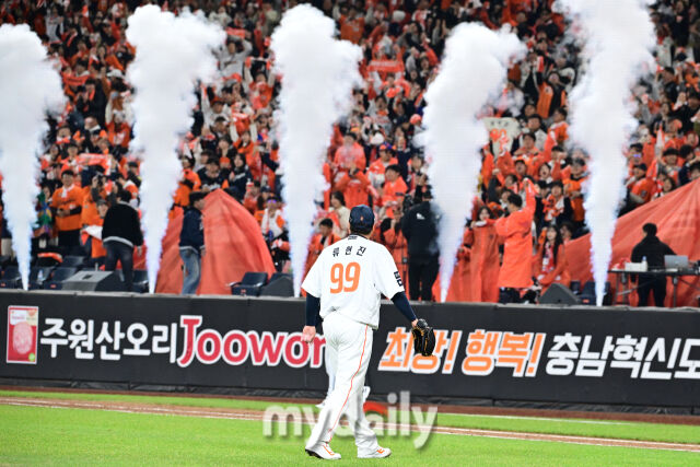 31일 오후 대전 한화생명 볼파크에서 진행된 '2025 신한 SOL Bank KBO 한국시리즈 5차전' LG트윈스-한화 이글스와의 경기. 한화 류현진이 8회초 구원등판해 이닝을 무실점으로 막은 뒤 더그아웃으로 향하고 있다./마이데일리