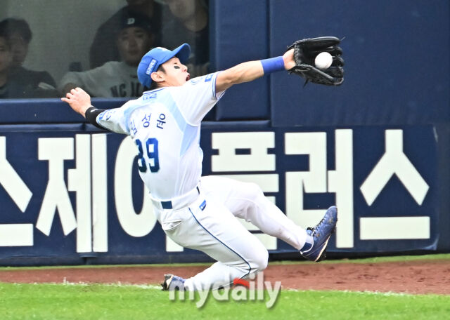 7일 오후 대구광역시 수성구 대구삼성라이온즈파크에서 진행된 '2025 프로야구 KBO리그 포스트시즌' 와일드카드 결정전 1차전 삼성라이온즈와 NC다이노스의 경기. 삼성 김성윤이 5회초 2사에서 김주원의 타구를 잡아내고 있다./마이데일리