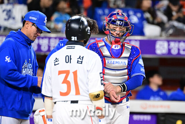 2025년 10월 24일 오후 대전한화생명볼파크에서 열린 '2025 신한 SOL BANK KBO 포스트 시즌' 삼성 라이온즈와 한화 이글스의 플레이오프(PO) 5차전 경기. 삼성 강민호 포수가 4회말 1사 후 한화 손아섭의 파울 타구에 맞은 뒤 고통을 호소하고 있다./마이데일리