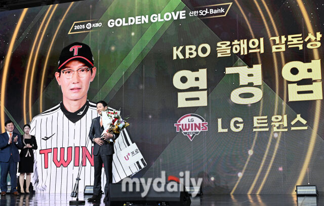 LG 염경엽 감독이 9일 오후 서울 잠실 롯데호텔에서 진행된 '2025 KBO 골든글러브 시상식' 에서 올해의 감독상을 수상하고 있다./잠실=송일섭 기자