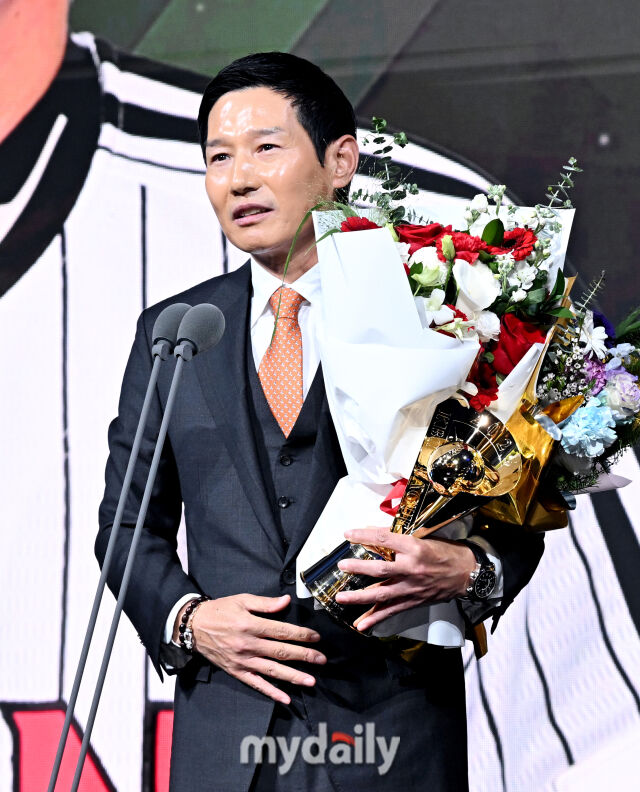LG 염경엽 감독이 9일 오후 서울 잠실 롯데호텔에서 진행된 '2025 KBO 골든글러브 시상식'에서 올해의 감독상을 수상하고 있다./잠실=송일섭 기자