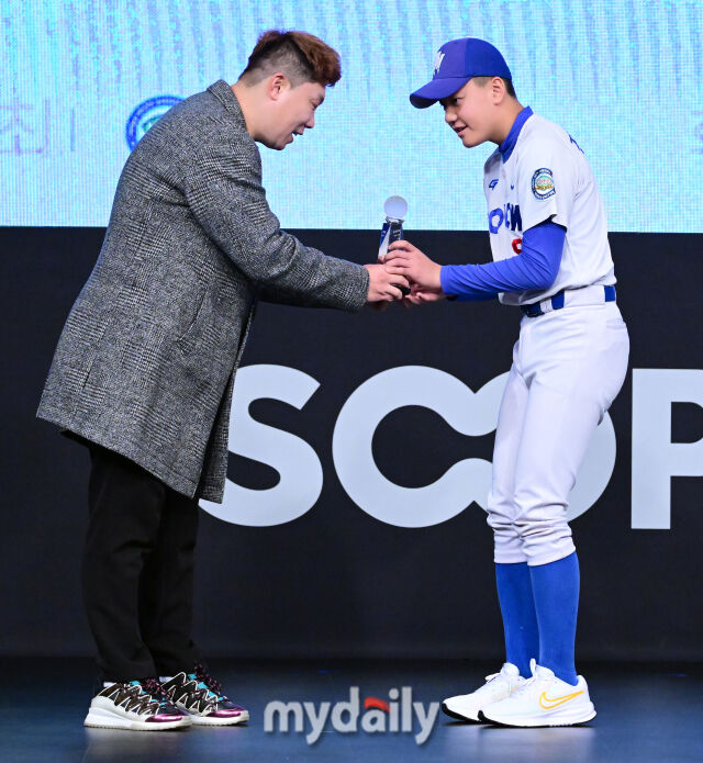 2025년 12월 21일 오후 서울 대치동 프릭업 스튜디오에서 대한유소년야구연맹(회장 이상근)이 주최하고 SOOP이 후원하는 '2025 SOOP 유소년 야구 대상 시상식'이 열렸다. 노원구 전현준이 전 야구선수 나지완으로부터 유소년청룡(U-13) MVP를 수상하고 있다./대치동=유진형 기자
