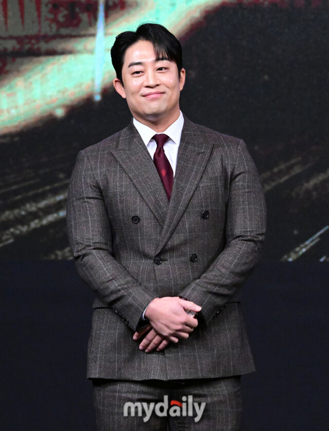 2025년 12월 21일 오후 서울 대치동 프릭업 스튜디오에서 대한유소년야구연맹(회장 이상근)이 주최하고 SOOP이 후원하는 '2025 SOOP 유소년 야구 대상 시상식'이 열렸다. 전 야구선수 정의윤이 무대에 올라 환하게 웃고 있다./대치동=유진형 기자