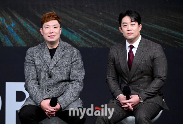 2025년 12월 21일 오후 서울 대치동 프릭업 스튜디오에서 대한유소년야구연맹(회장 이상근)이 주최하고 SOOP이 후원하는 '2025 SOOP 유소년 야구 대상 시상식'이 열렸다. 전 야구선수 나지완과 정의윤이 유소년 선수들과 부모들에게 특별 강연을 하고 있다./대치동=유진형 기자
