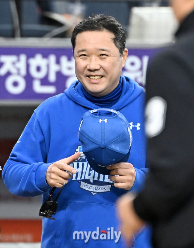 19일 오후 대전광역시 중구 대전한화생명볼파크에서 진행된 '2025 프로야구 KBO리그 포스트시즌' 플레이오프(PO) 2차전 한화이글스와 삼성라이온즈의 경기. 삼성 박진만 감독이 7-3으로 승리한 뒤 미소를 짓고 있다./마이데일리