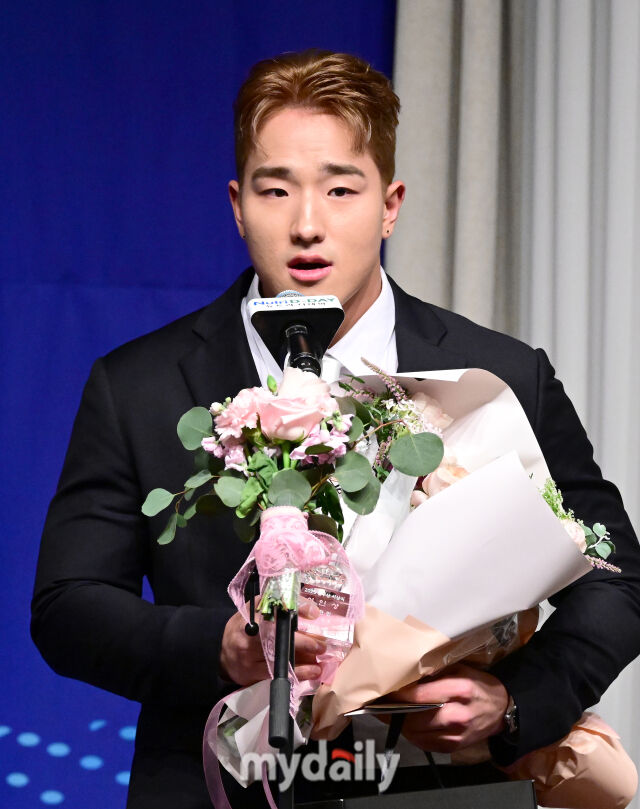 2025년 12월 8일 서울 청담동 리베라 호텔에서 '2025 뉴트리디데이 일구상 시상식'이 열렸다. KT 안현민이 신인상을 수상하고 있다./마이데일리