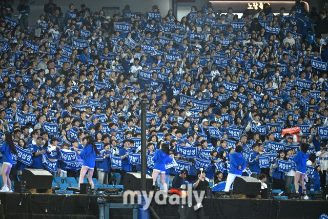22일 대구 삼성라이온즈파크에서 열린 '2025 신한 SOL BANK KBO 포스트 시즌' 삼성 라이온즈와 한화 이글스 플레이오프(PO) 4차전 경기.

삼성 야구팬의 응원 물결./마이데일리”><img decoding=