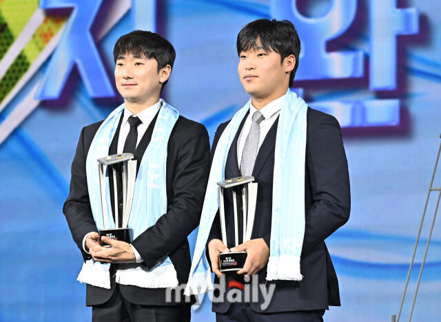 LG 신민재와 오지환(박관우 대리수상)이 1일 오전 서울 광장동 비스타 워커힐 서울에서 진행된 '2025 리얼글러브 어워드(REAL GLOVE AWARD)'에서 베스트 키스톤콤비상을 수상하고 있다. 리얼글러브 어워드는 한국 프로야구 선수들이 직접 투표를 통해 동료 선수들의 활약을 평가하고 각 포지션별 최고의 선수를 선정하는 국내 유일의 선수 주도형 시상식으로, 선수들 스스로 한 해 동안 가장 뛰어난 활약을 펼친 동료를 평가하고 인정하는 자리다./광진 = 송일섭 기자