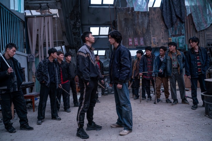 극중 박상용에게 생존자들에게서 수금한 통조림을 갖다 바치는 철민 역의 유수빈과 태진 역의 홍경. 사진제공=롯데엔터테인먼트