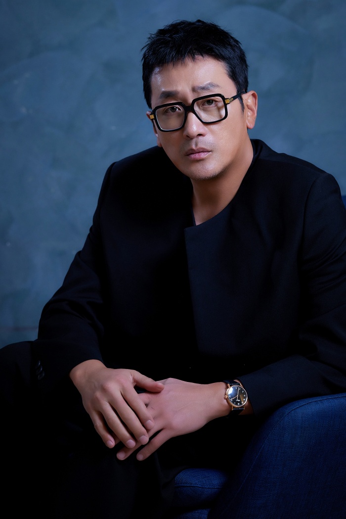 3일 개봉한 영화 '윗집 사람들'에서 감독 겸 주연을 한 하정우. 사진제공=바이포엠스튜디오
