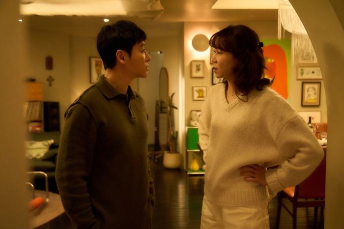 공효진(오른쪽)은 '윗집 사람들'에서 무미건조한 결혼 생활에 지쳐가는 아랫집 아내 정아를 연기했다. 사진제공=바이포엠스튜디오