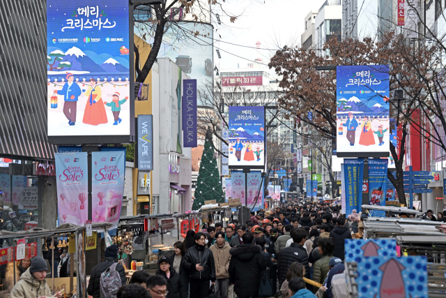 크리스마스이브인 24일 서울 중구 명동 거리가 시민과 관광객들로 붐비고 있다. 조태형 기자 2025.12.24