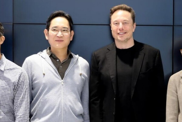 2023년 5월 이재용(왼쪽) 삼성전자 회장과 일론 머스크 테슬라 최고경영자(CEO)가 기념사진을 촬영하고 있다. 사진=삼성전자 제공