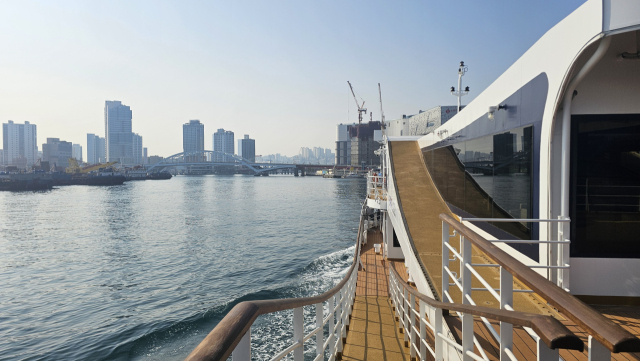 부산항만공사(BPA)의 전기 추진 항만 안내선인 ‘e-그린호’가 부산 앞바다를 미끄러지듯 가르고 있다. 부산=조원진기자