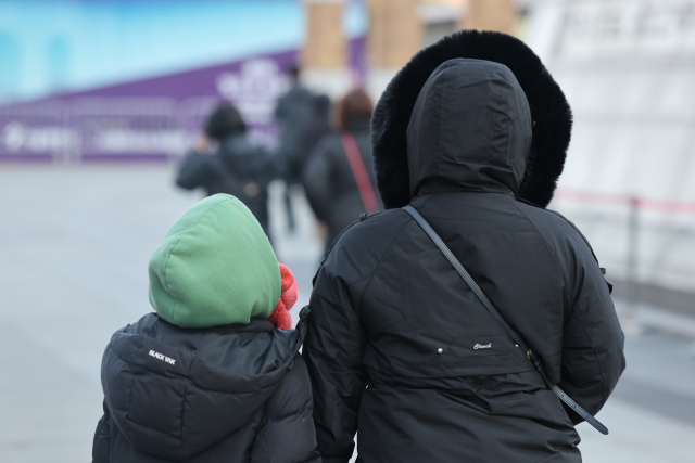 기온이 영하권으로 떨어지며 추운 날씨를 보인 25일 서울 종로구 광화문광장에서 외투를 입고 모자를 쓴 시민들이 이동하고 있다. 연합뉴스