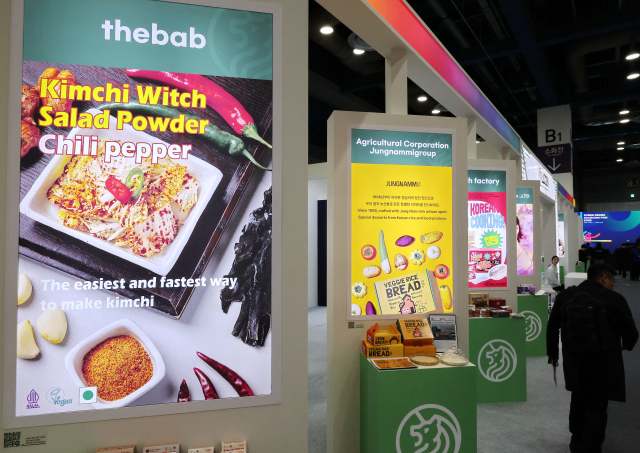 지난달 26일 서울 강남구 코엑스에서 열린 '제18회 해외마케팅종합대전'(2025 코리아 그랜드 소싱페어)에서 참관객이 전시를 둘러보고 있다. 연합뉴스.