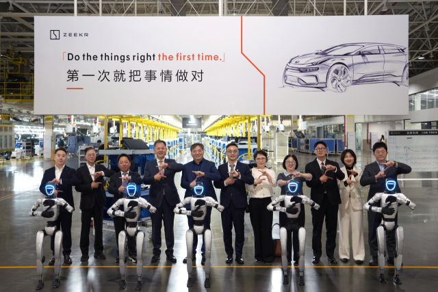 국내 딜러 계약을 위해 중국 지리자동차의 프리미엄 전동화 브랜드 지커의 인텔리전트 팩토리를 방문한 딜러 파트너사 대표와 지커 관계자들이 기념 촬영을 하고 있다. 사진제공=지커
