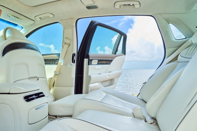 뒷좌석 레그레스트와 풋레스트를 추가로 적용한 G90 시트