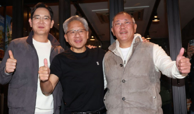 젠슨 황(가운데) 엔비디아 최고경영자가 10월 30일 서울 삼성동 한 치킨집에서 진행된 이재용(왼쪽) 삼성전자 회장, 정의선 현대차그룹 회장과 회동을 마친 후 기념촬영을 하고 있다. 연합뉴스