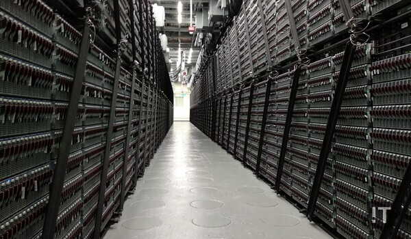 미국 캘리포니아주 산타클라라의 D2 공장을 전환한 인텔 데이터센터 내부 / 권용만 기자