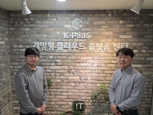 서울 중구 대한상공회의소 7층에 위치한 개방형 클라우드 플랫폼 센터에서 만난 최종석 숭실대학교 교수(왼쪽)와 이민규 개방형클라우드플랫폼센터 부장은 플러그페스트가 “K-PaaS 생태계가 ‘재해에도 끊기지 않는 서비스’를 구현할 수 있는지 직접 보여주는 검증의 무대가 될 것”이라고 말했다.  / 정종길 기자