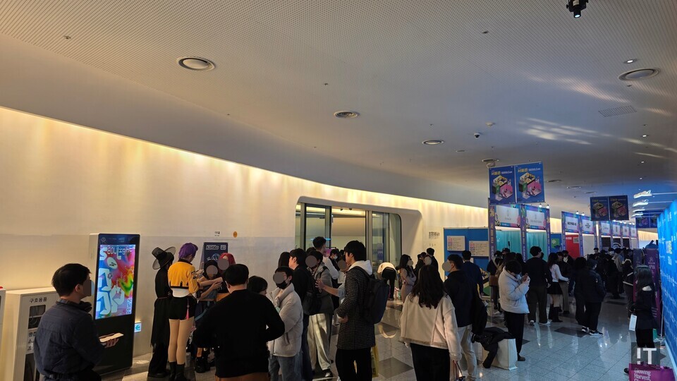 2025 서울콘이 개막한 12월 29일 동대문디자인플라자(DDP) 내 K뷰티부스트 전시장 입구에서 넷플릭스 오리지널 애니메이션 ‘케이팝 데몬 헌터스’ 코스프레를 한 관람객들에게 다른 관객의 이목이 쏠리고 있다. / 변인호 기자