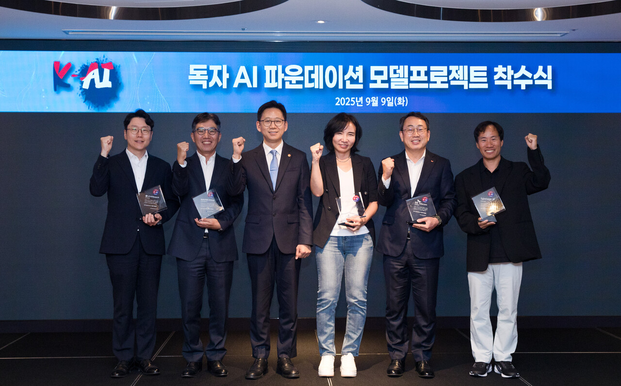 배경훈 과학기술정보통신부 장관이 9일 오후 서울 중구 르메르디앙 미드센츄리룸에서 열린 '독자 AI 파운데이션 모델 프로젝트 착수식' 에서 'K-AI' 앰블럼 수여식 및 기념촬영을 하고 있다. 왼쪽부터 임우형 LG AI연구원장, 김유원 네이버클라우드 대표, 배경훈 부총리 겸 과학기술정보통신부 장관, 이연수 NC AI 대표, 유영상 전 SK텔레콤 대표, 김성훈 업스테이지 대표. /  과학기술정보통신부
