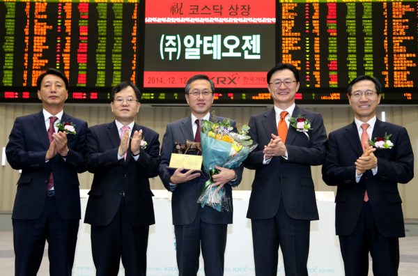 한국거래소 코스닥시장본부는 2014년 12월 12일 서울 여의도 사옥 홍보관에서 알테오젠의 코스닥시장 신규상장기념식을 개최하고 상장기념패 전달한 뒤 기념촬영을 하고 있다. / 한국거래소