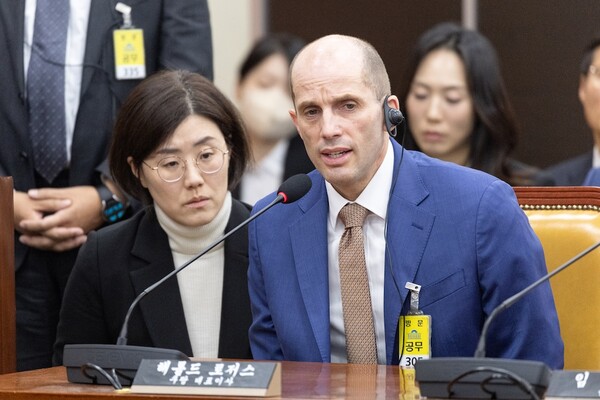 해롤드 로저스 쿠팡 대표이사가 31일 서울 여의도 국회에서 열린 제430회국회(임시회) 쿠팡 침해사고 및 개인정보 유출, 불공정 거래, 노동환경 실태 파악과 재발방지 대책 마련을 위한 연석 청문회에 출석해 질의에 답변하고 있다. / 뉴스1