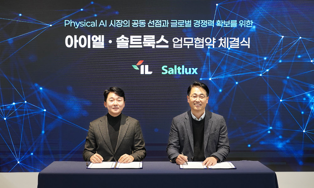 (왼쪽부터) 송성근 아이엘 의장, 이경일 솔트룩스 대표. / 솔트룩스